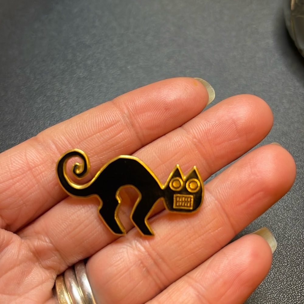 1985’s MMA cat Brooch